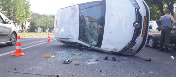 В Витебске такси выехало на встречку, столкнулось с VW и опрокинулось - Sputnik Беларусь