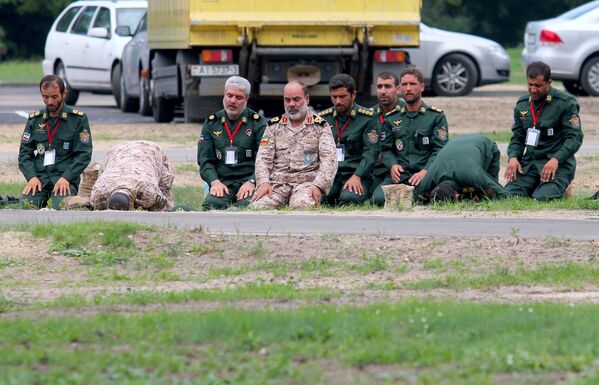 Военнослужащие армии Ирана совершают намаз - Sputnik Беларусь