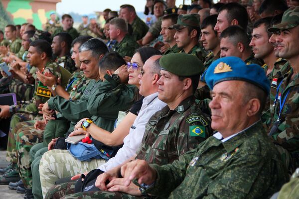 Среди военных были замечены представители дипкорпуса - посол Венесуэлы с супругой - Sputnik Беларусь