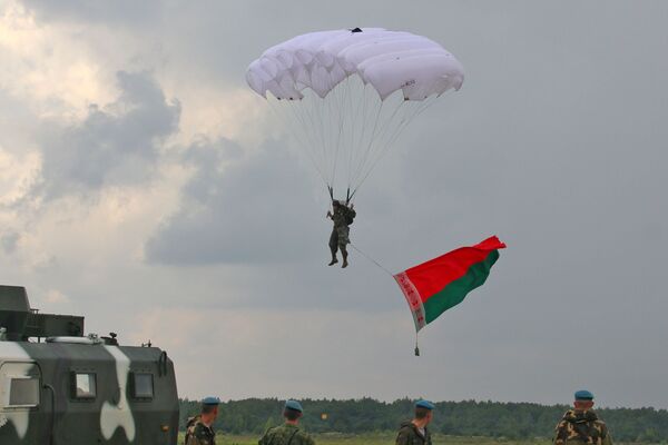 Белорусские десантники показали свои умения - Sputnik Беларусь