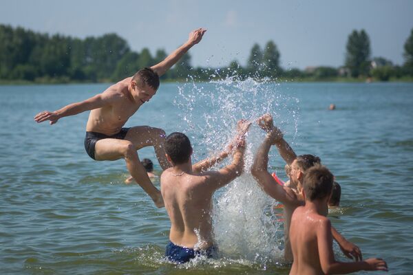 Коронавирусом можно заразиться в бассейне или на рынке? Отвечает врач - Sputnik Беларусь