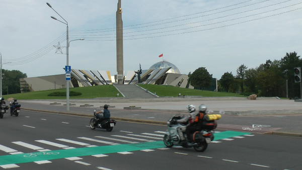 Члены мотоклуба “Черные ножи” возложили цветы к стелле “Минск город герой” - Sputnik Беларусь