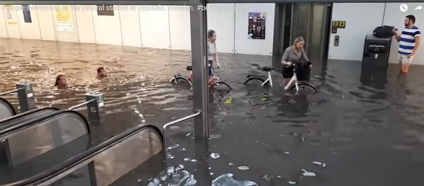 Конкурент Революционной: видео затопленного ливнем вокзала в Швеции Конкурент Революционной: видео затопленного ливнем вокзала в Швеции - Sputnik Беларусь