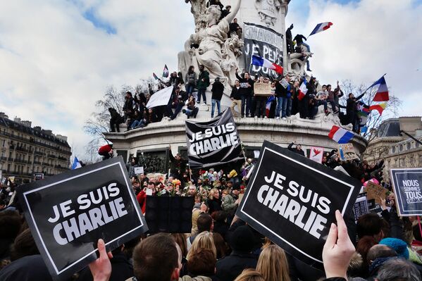 Табличка с надписью: Шарли - это я. Толпы собрались на площади республики в Париже - Sputnik Беларусь