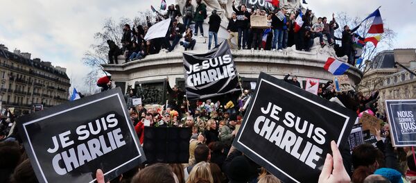 Табличка с надписью: Шарли - это я. Толпы собрались на площади республики в Париже - Sputnik Беларусь
