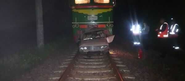 Последствия столкновения ВАЗа и поезда - Sputnik Беларусь