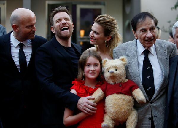 Режиссер Марк Форстер, актеры Юэн МакГрегор, Бронте Кармайкл с Винни-Пухом, Хейли Этвелл и композитор Ричард М. Шерман Режиссер Марк Форстер, актеры Юэн МакГрегор, Бронте Кармайкл с Винни-Пухом, Хейли Этвелл и композитор Ричард М. Шерман - Sputnik Беларусь