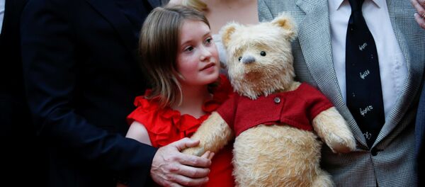 Актрыса Бронтэ Кармайкл з Віні-Пухам на прэм'еры фільма Крыстафер Робін - Sputnik Беларусь