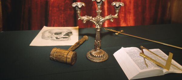 Стол руководителя ложи: молоток - символ власти, пламенеющий меч - символ развития мысли, трехсвечник, Библия, на которой лежат наугольник и циркуль. Общество Мегарон. Выставка 250 лет масонства в России в Российской государственной библиотеке. - Sputnik Беларусь