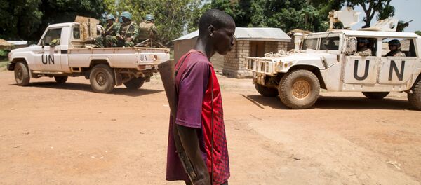 Участник вооруженного ополчения Анти-балака рядом с солдатами - миротворцами Организации Объединенных Наций в ЦАР Участник вооруженного ополчения Анти-балака рядом с солдатами - миротворцами Организации Объединенных Наций в ЦАР - Sputnik Беларусь