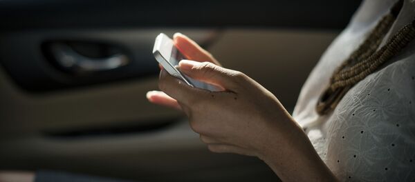 Женщина держит в руках телефон, архивное фото - Sputnik Беларусь