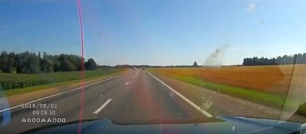 Женщина сгорела в машине после столкновения на М8 - Sputnik Беларусь