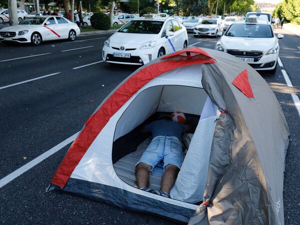 Забастовка испанских таксистов: один из водителей спит в палатке на проезжей части - Sputnik Беларусь