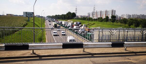 Затор возле проблемного путепровода на МКАД Затор возле проблемного путепровода на МКАД - Sputnik Беларусь