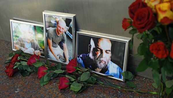 Цветы у Дома журналиста в память о троих убитых в Центральноафриканской Республике журналистах - Sputnik Беларусь