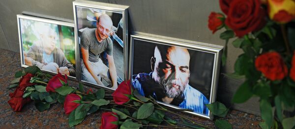 Цветы у Дома журналиста в память о троих убитых в Центральноафриканской Республике журналистах - Sputnik Беларусь