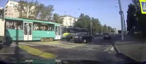 Видеофакт: на Долгобродской трамвай сбил женщину - Sputnik Беларусь