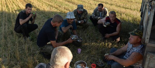 Вадзіцелі і механізатары на сняданку, архіўнае фота - Sputnik Беларусь