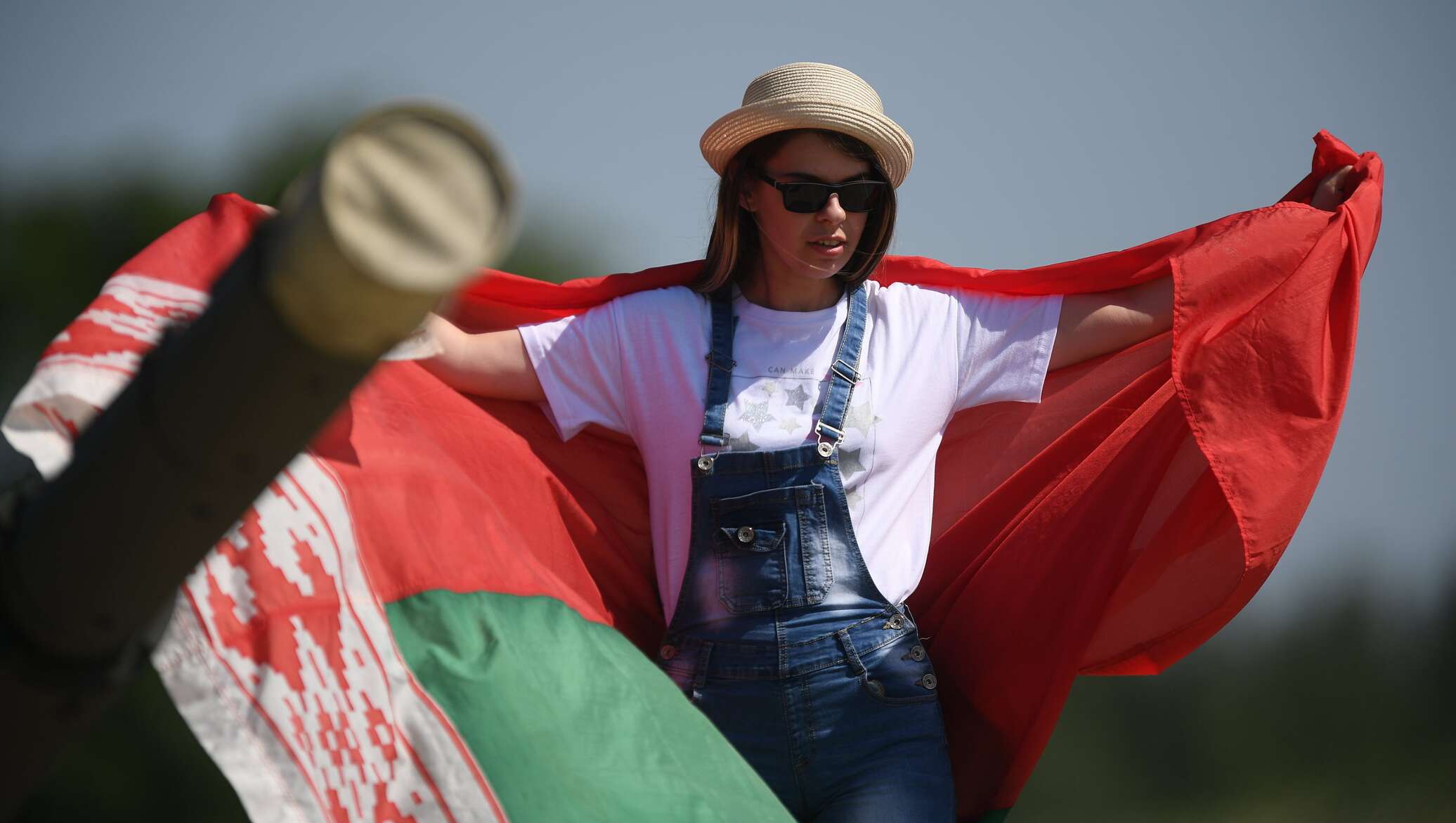 Белорус отдых. Человек с флагом. Девушка с флагом. Девушка с белорусским флагом. Беларусы с флагами в Минске.