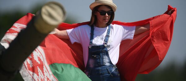 Дзяўчына з беларускім сцягам на АрМІ-2018 Дзяўчына з беларускім сцягам на АрМІ-2018 - Sputnik Беларусь