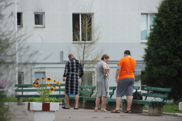 Пациенты на курилке больницы - Sputnik Беларусь