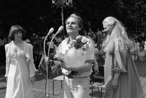 Композитор Игорь Лученок выступает на Дне города в Минске, 1987 год - Sputnik Беларусь