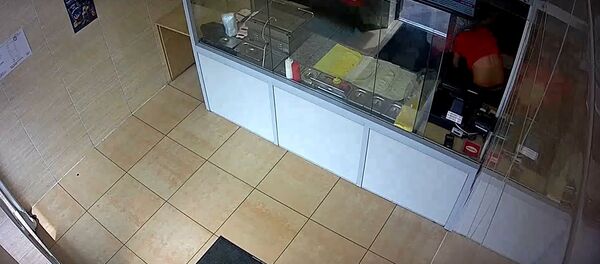 Драка посетителя и официанта кафе на Зыбицкой попала на видео - Sputnik Беларусь