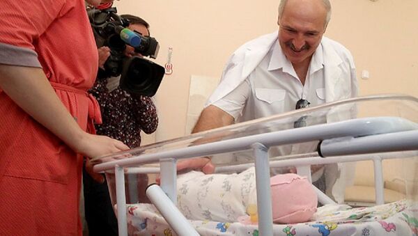 Александр Лукашенко во время посещения Миорской центральной районной больницы - Sputnik Беларусь