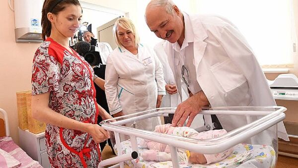 Александр Лукашенко во время посещения Миорской центральной районной больницы - Sputnik Беларусь