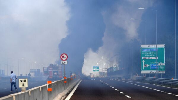 Пожарные работают на месте взрыва недалеко от Болоньи в Италии - Sputnik Беларусь