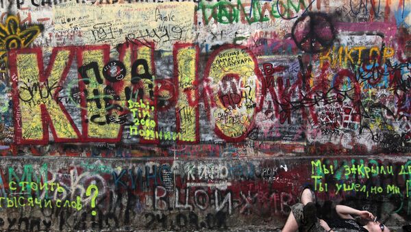 Стена памяти солиста рок-группы Кино Виктора Цоя на Арбате. - Sputnik Беларусь