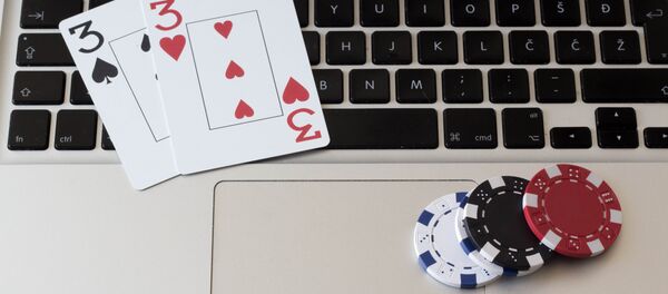 Ноутбук, карты и игровые фишки - Sputnik Беларусь