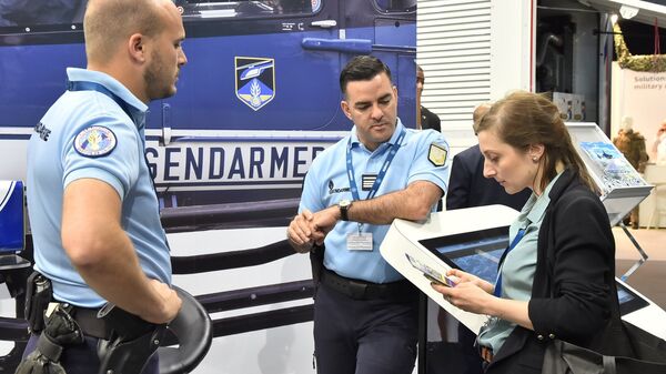 Власти Франции взялись за "веселящий газ"