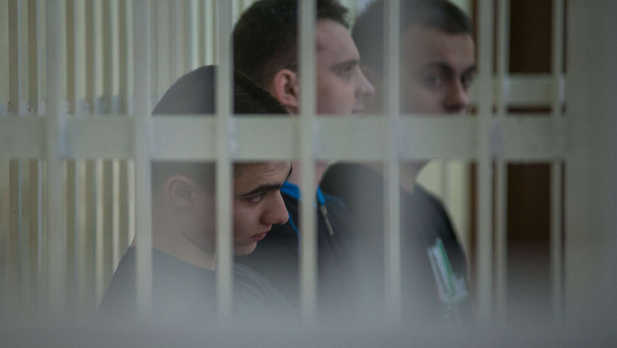 Сотрудник полиции с обвиняемым. Таможенник в суде. Дорорс. Судят в беларуси. Судебное заседание дача взятки вакулов бескровный.