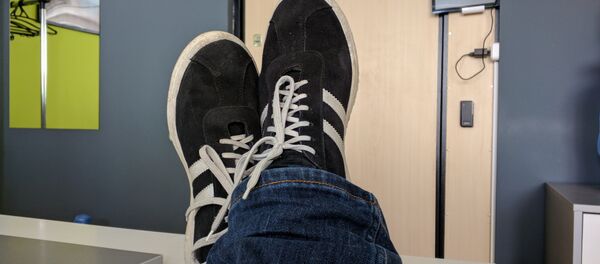 Знакомые многим с детства лидские кеды лихо вписались в молодежный модный тренд - Sputnik Беларусь