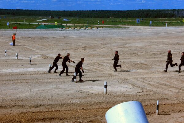 Для смены экипажей танкисты пробегают стометровку - Sputnik Беларусь