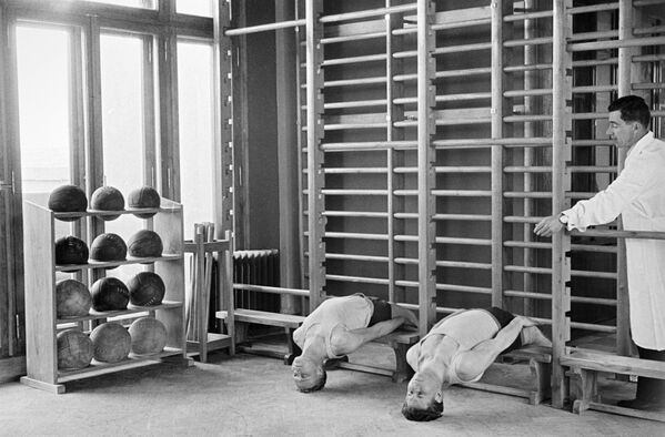 Занятия лечебной физкультурой в Государственном центральном институте курортологии. Москва, 1955 год. - Sputnik Беларусь