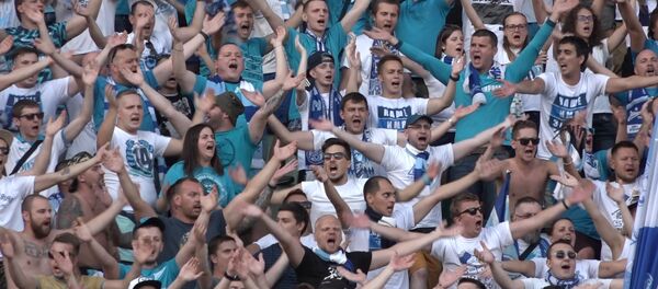 Кричалки, песни и файеры: как вели себя фанаты Зенита на игре с Динамо - Sputnik Беларусь