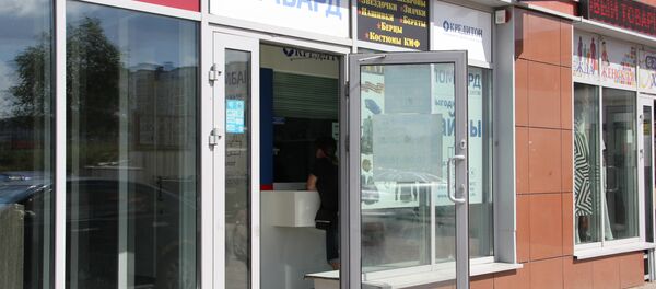 Поток клиентов в ломбарде довольно большой, за быстрыми деньгами обращаются и мужчины, и женщины - Sputnik Беларусь