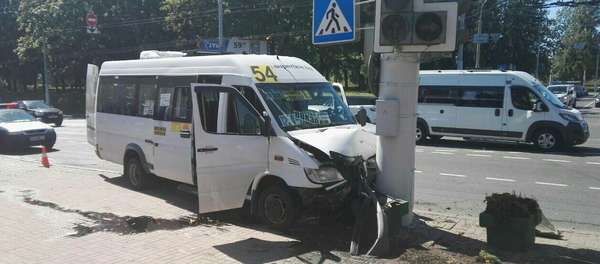 Маршрутка врезалась в столб в Минске – пострадали два человека - Sputnik Беларусь