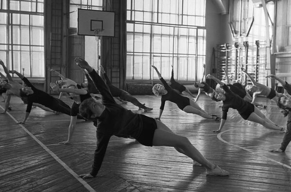Студенты Московского архитектурного института (государственная академия) на занятиях в спортивном зале, 1966 год. - Sputnik Беларусь