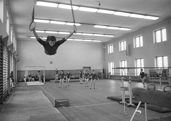 Занятие по физвоспитанию в спортзале Белорусского государственного университета, 1974 год. - Sputnik Беларусь