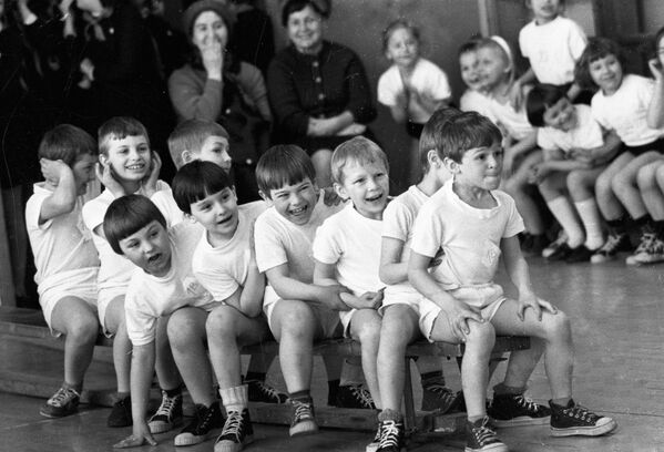 Ученики московской городской школы №402 на уроке физкультуры, 1974 год. - Sputnik Беларусь