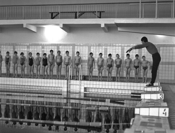 Урок физкультуры в одной из школ города Новополоцка, 1974 год. - Sputnik Беларусь