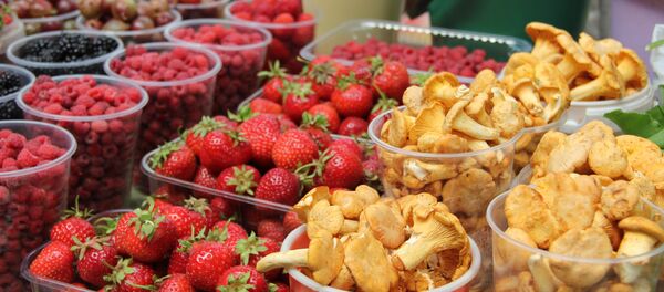 На Комаровском рынке снова появилась клубника - Sputnik Беларусь