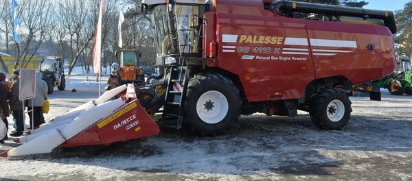 Комбайн, работающий на газу Комбайн, работающий на газу - Sputnik Беларусь