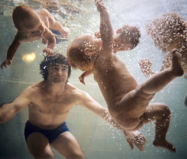Научный сотрудник Всесоюзного научно-исследовательского института физкультуры Игорь Чарковский обучает плаванию новорожденных детей, 1981 год. - Sputnik Беларусь