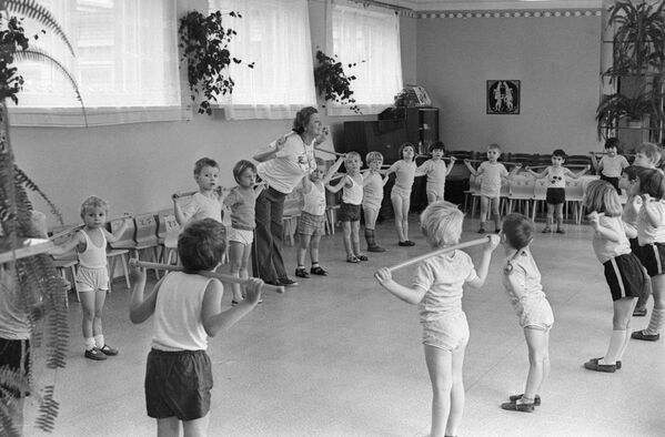 Врач лечебной физкультуры проводит занятия с воспитанниками детского сада города Новополоцка, 1983 год. - Sputnik Беларусь
