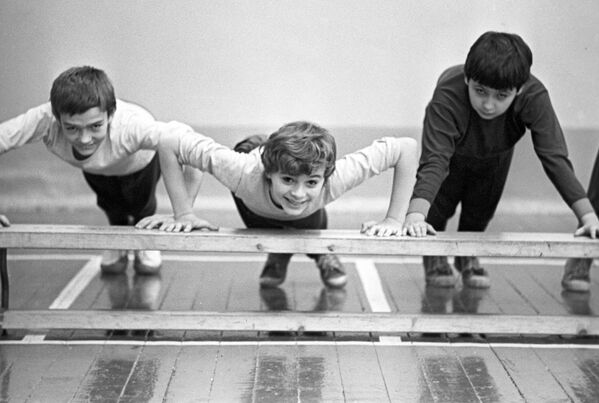 Разминка в группе здоровья физкультурно-оздоровительного комбината в Минске, 1981 год. - Sputnik Беларусь
