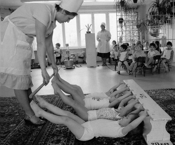 Воспитательница проводит с детьми в яслях физкультурное занятие, Москва, 1982 год. - Sputnik Беларусь